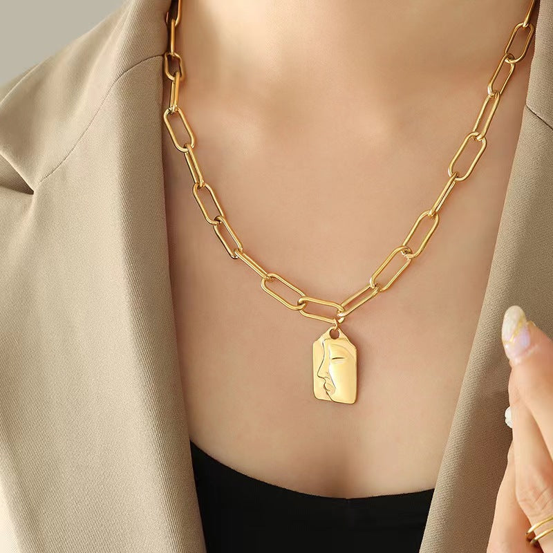 Portrait Pearl Necklace Set